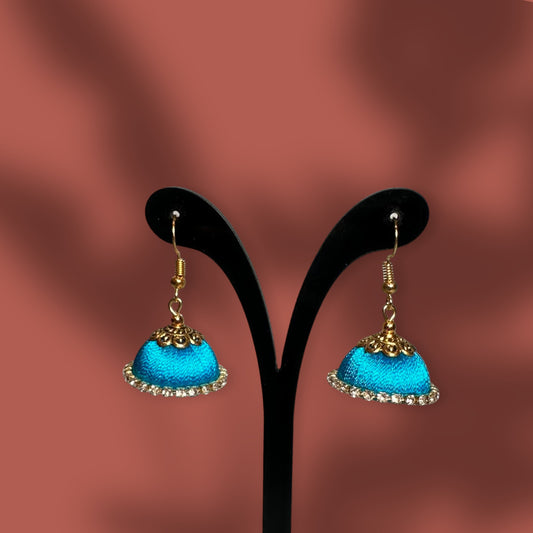 Petit fil de soie bleu avec pierre blanche Jhumka / Jhumka suspendu