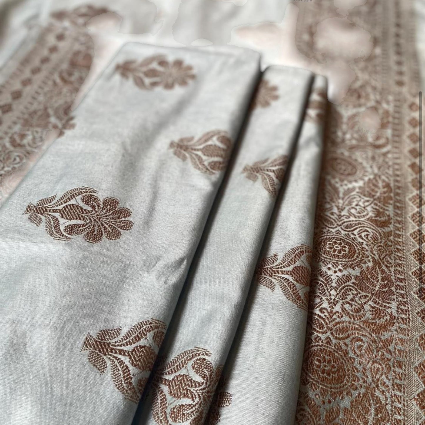 Elegant Grey Munga Benarasi Silk Saree - Perfect for Special Occasions